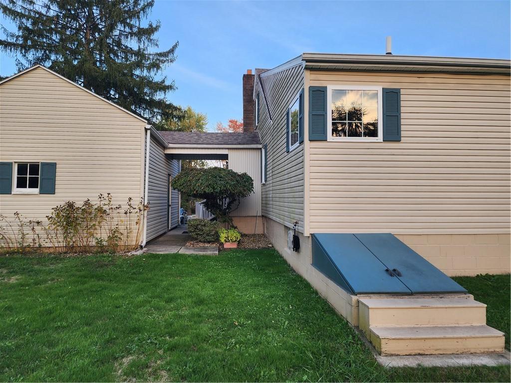 289 Scotland Lane New Castle, PA 16101 - Photo 31 of 35 a house view with a garden space