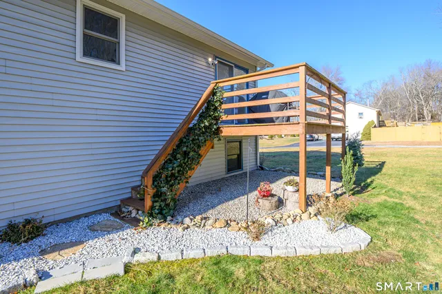 a view of a yard in front of the house