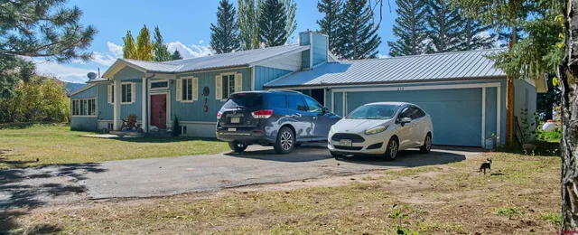 a view of a backyard with plants