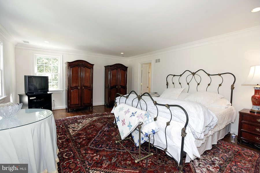 8805 Belmart Road Potomac, MD 20854 - Photo 18 of 29 Bedroom (Master)