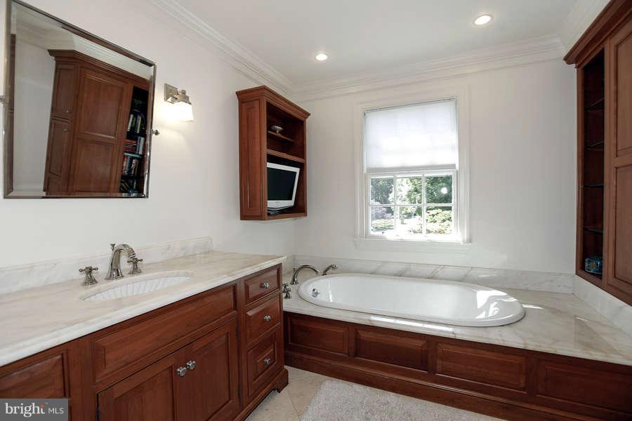 8805 Belmart Road Potomac, MD 20854 - Photo 19 of 29 Bath (Master)