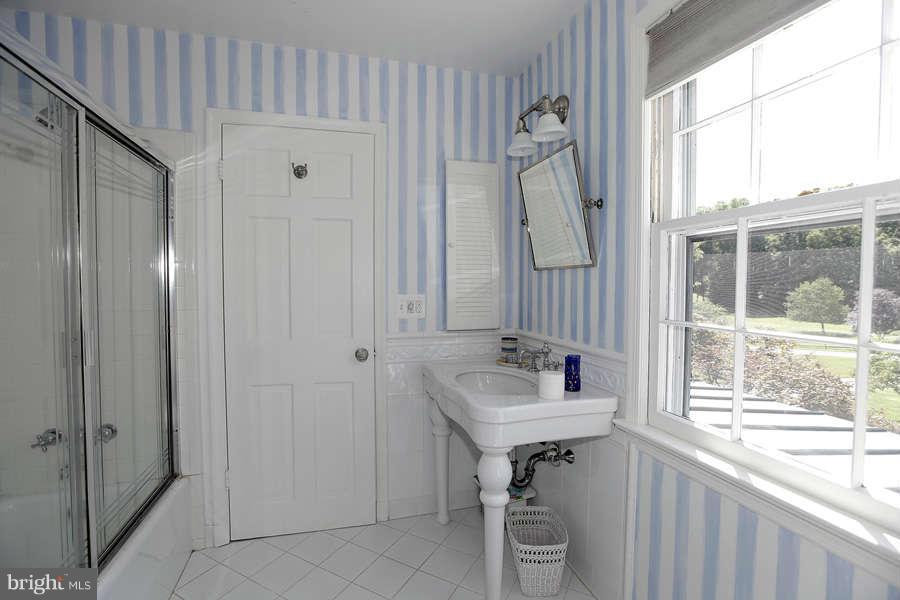8805 Belmart Road Potomac, MD 20854 - Photo 25 of 29 Bath