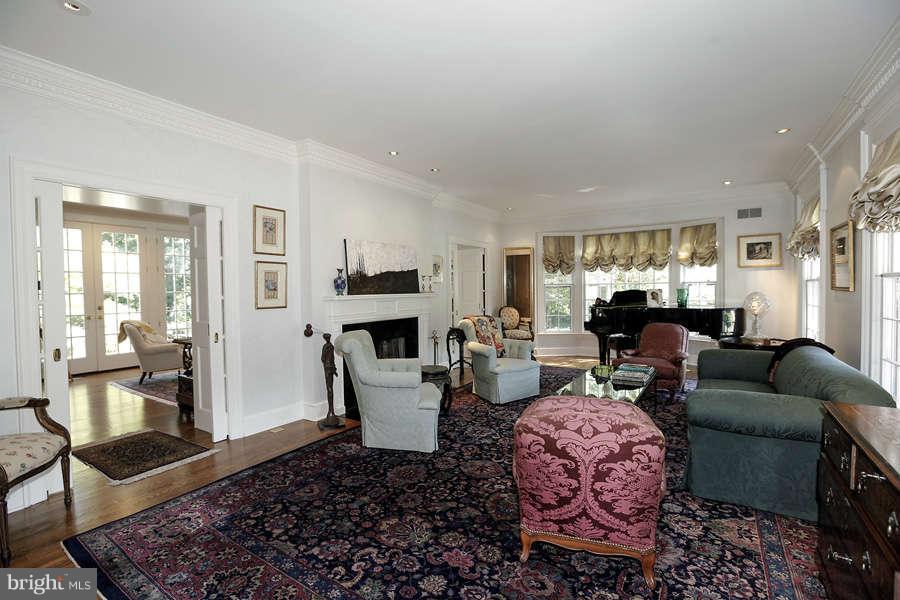 8805 Belmart Road Potomac, MD 20854 - Photo 7 of 29 Living Room
