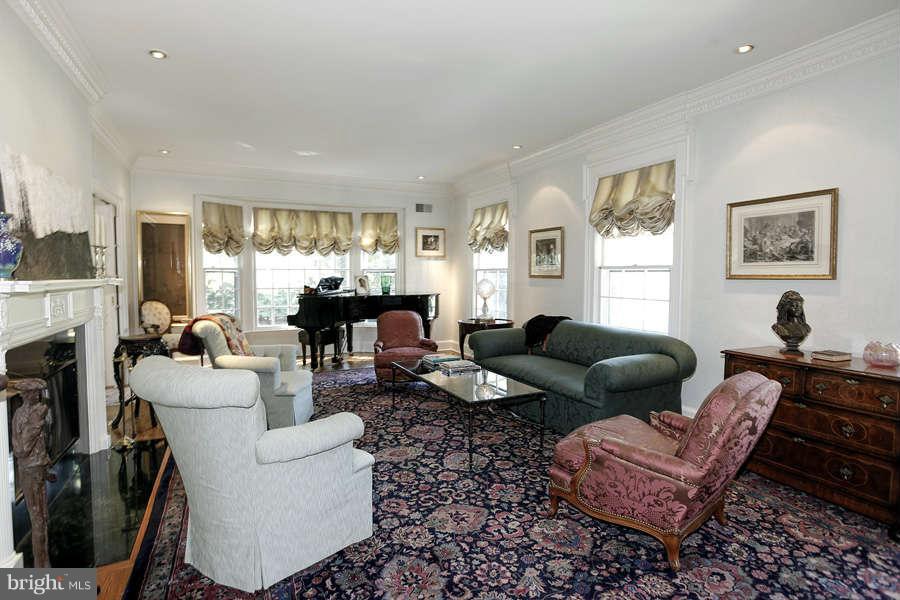 8805 Belmart Road Potomac, MD 20854 - Photo 8 of 29 Living Room