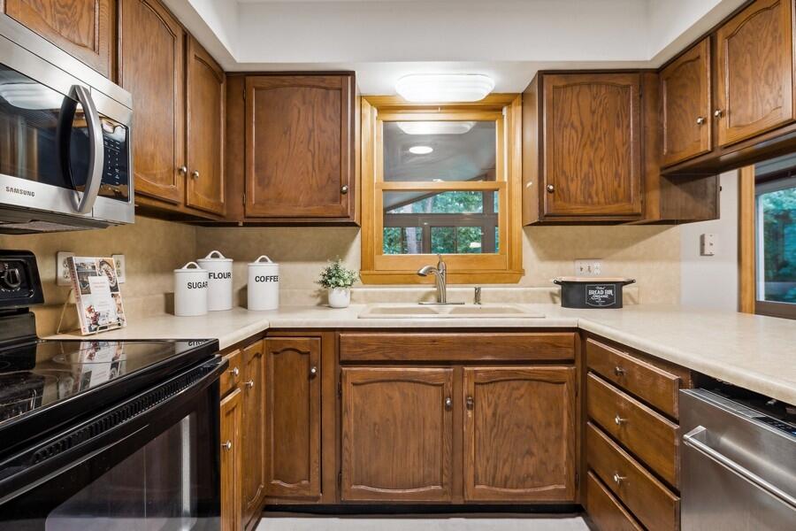 5841 Ridge Road Stevensville, MI 49127 - Photo 9 of 33 09_5841RidgeRd_177001_Kitchen_LowRes