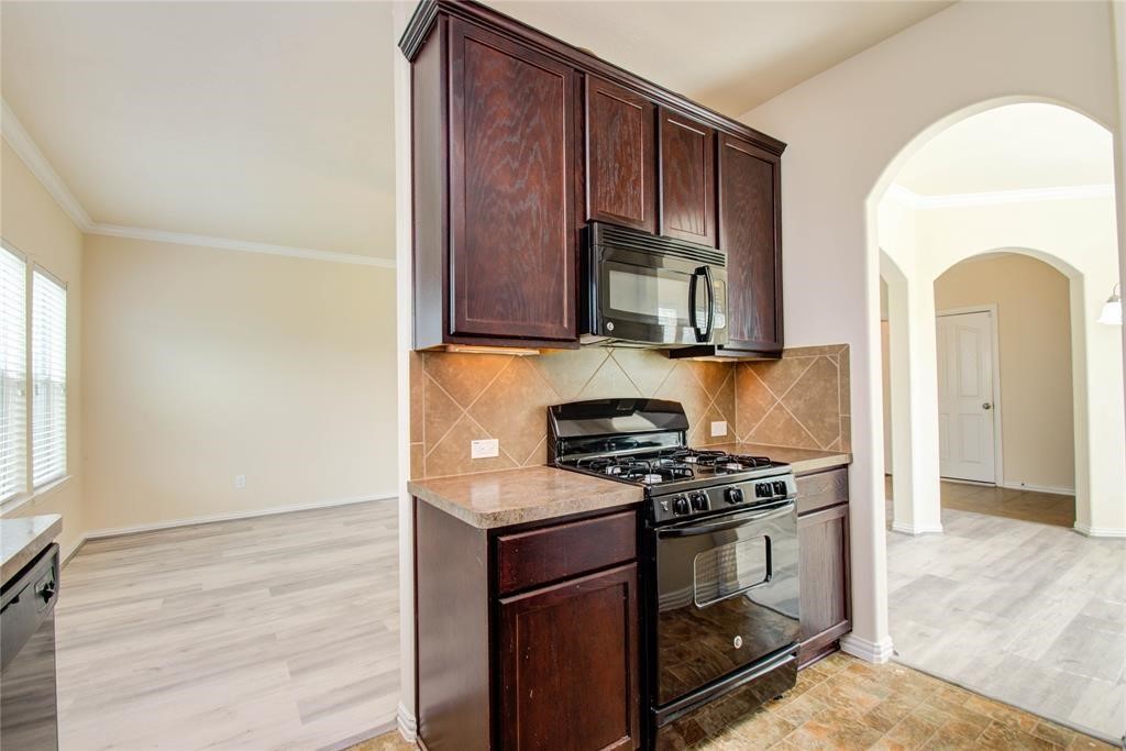 5136 Gable Lane Houston, TX 77066 - Photo 13 of 25 Quick access to the formal dining room or family living space.