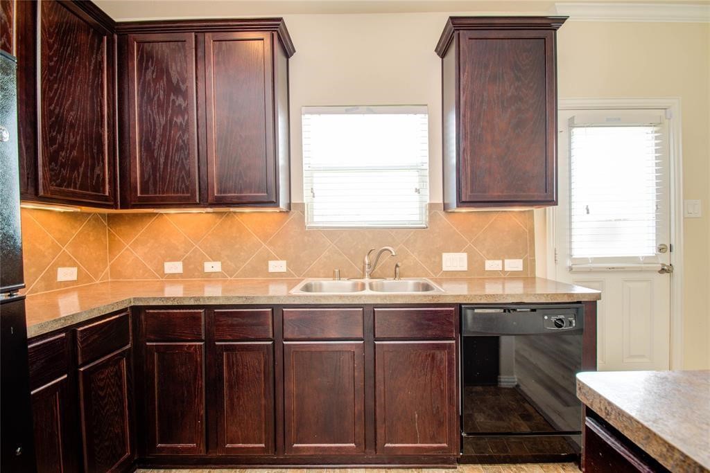 5136 Gable Lane Houston, TX 77066 - Photo 14 of 25 Lots of cabinet space and beautiful backsplash.