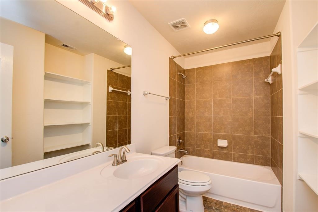 5136 Gable Lane Houston, TX 77066 - Photo 17 of 25 Second full bath located upstairs offers a tub/shower combo.