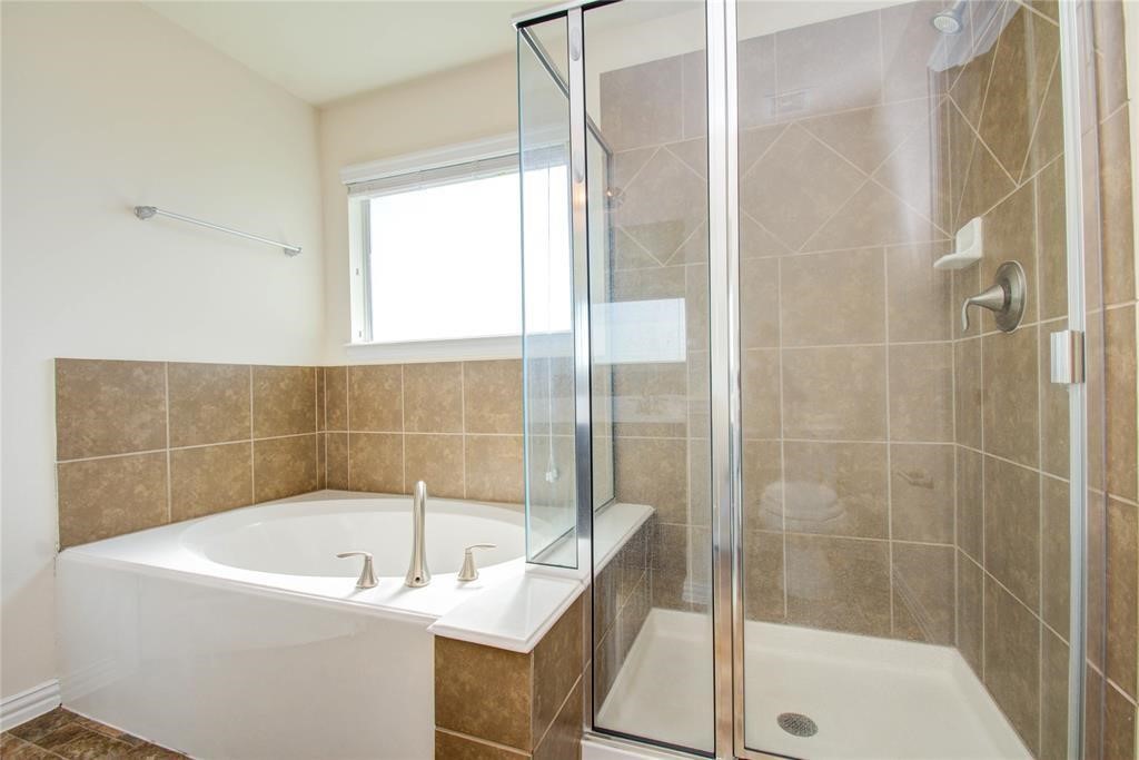 5136 Gable Lane Houston, TX 77066 - Photo 19 of 25 Primary bedroom's ensuite bath has a soaking tub and separate shower.