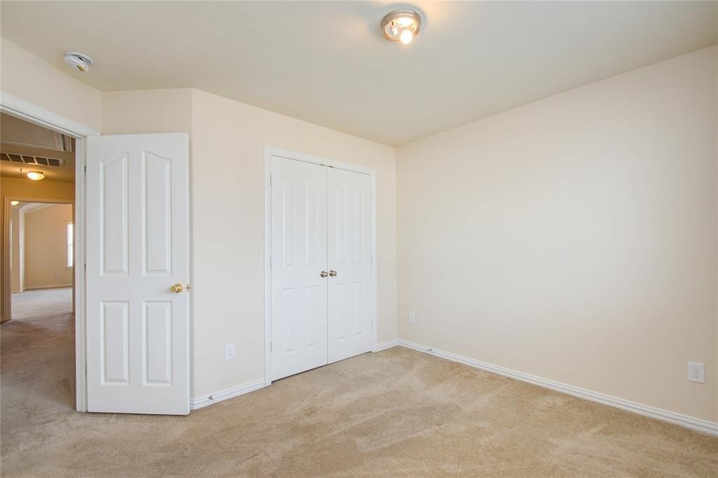 5136 Gable Lane Houston, TX 77066 - Photo 22 of 25 All bedrooms enjoy plush carpeting and a neutral paint palette.