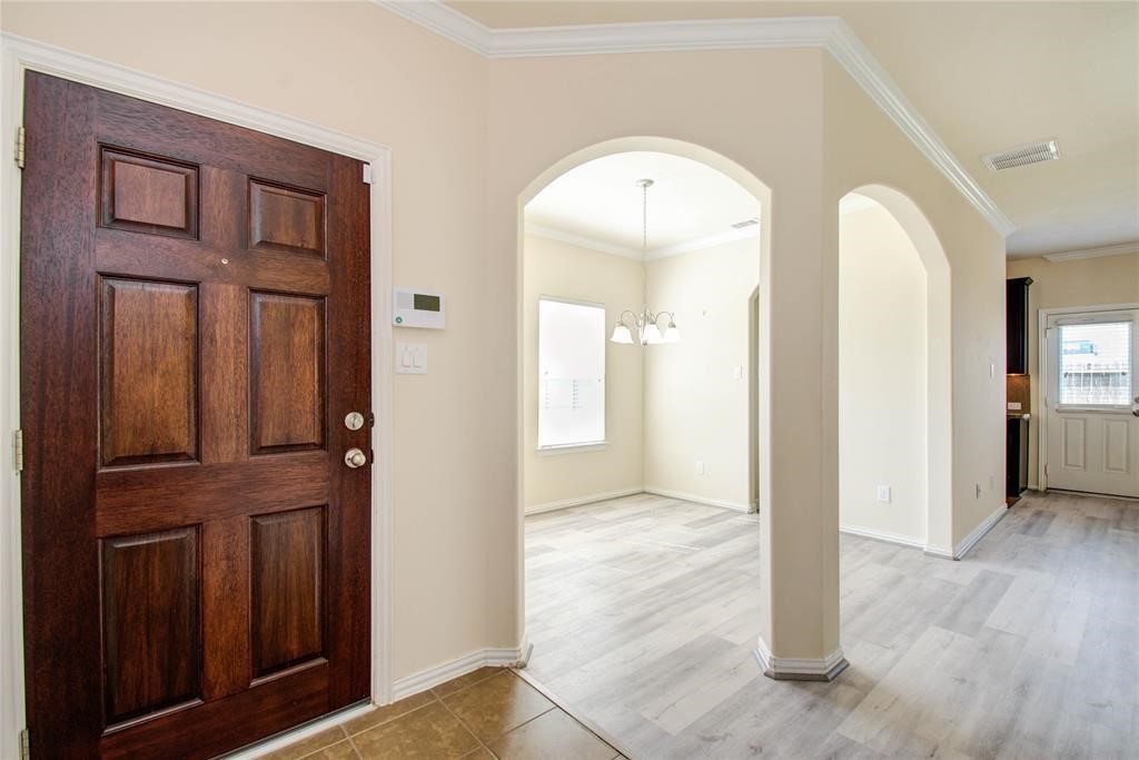 5136 Gable Lane Houston, TX 77066 - Photo 5 of 25 As you enter, arched passageways lead you thru this home.