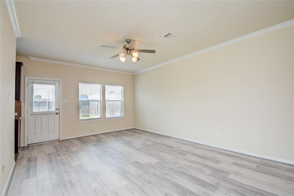 5136 Gable Lane Houston, TX 77066 - Photo 9 of 25 This living space opens to the kitchen and takes in a view of the private back yard.