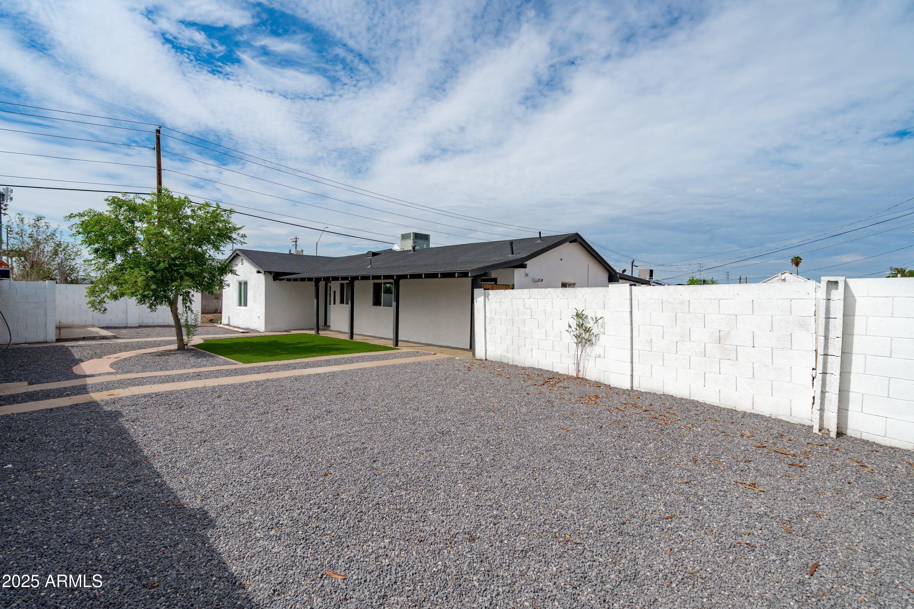 1702 West Indian School Road Phoenix, AZ 85015 - Photo 5 of 38 07-Courtyard