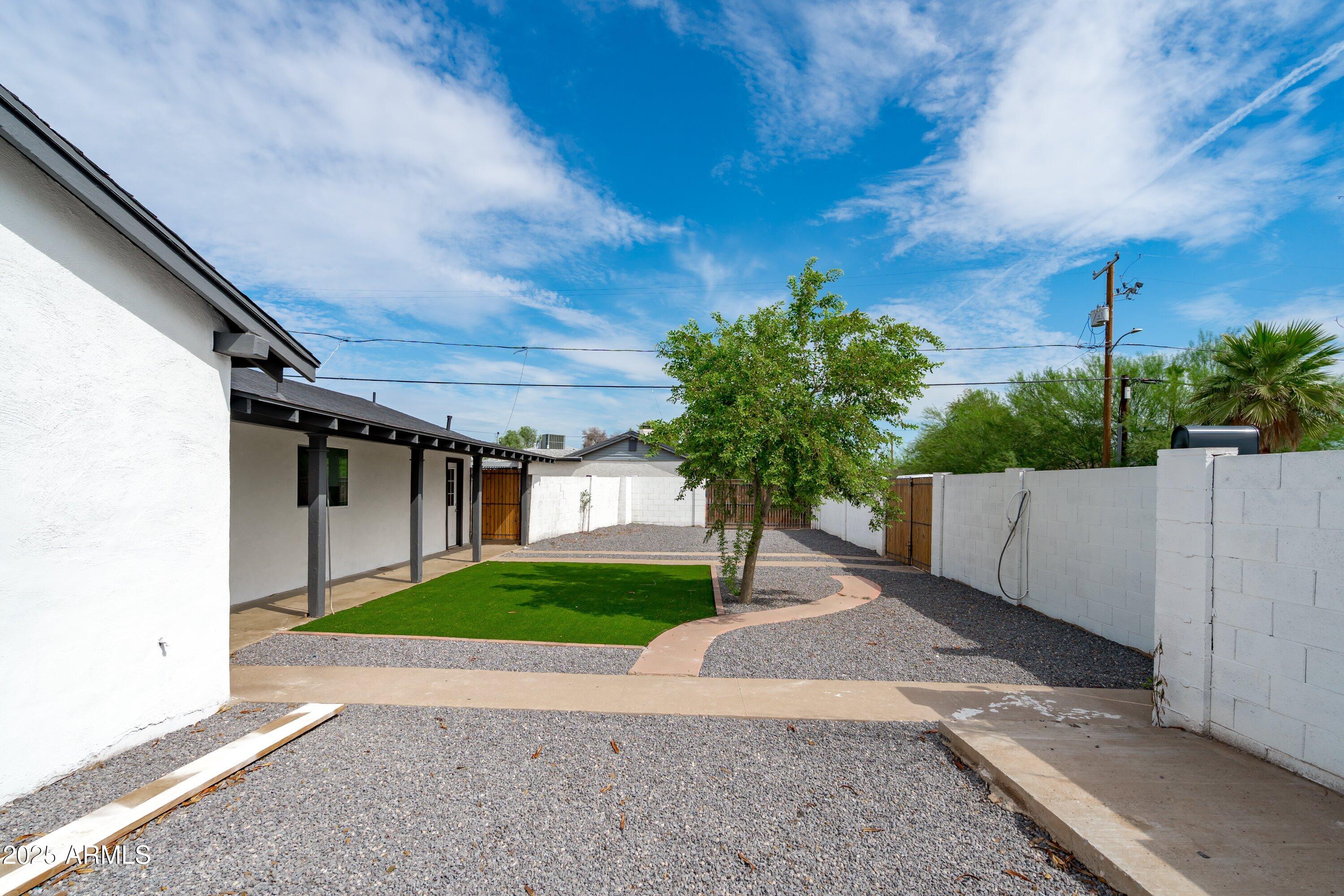 1702 West Indian School Road Phoenix, AZ 85015 - Photo 6 of 38 08-Courtyard