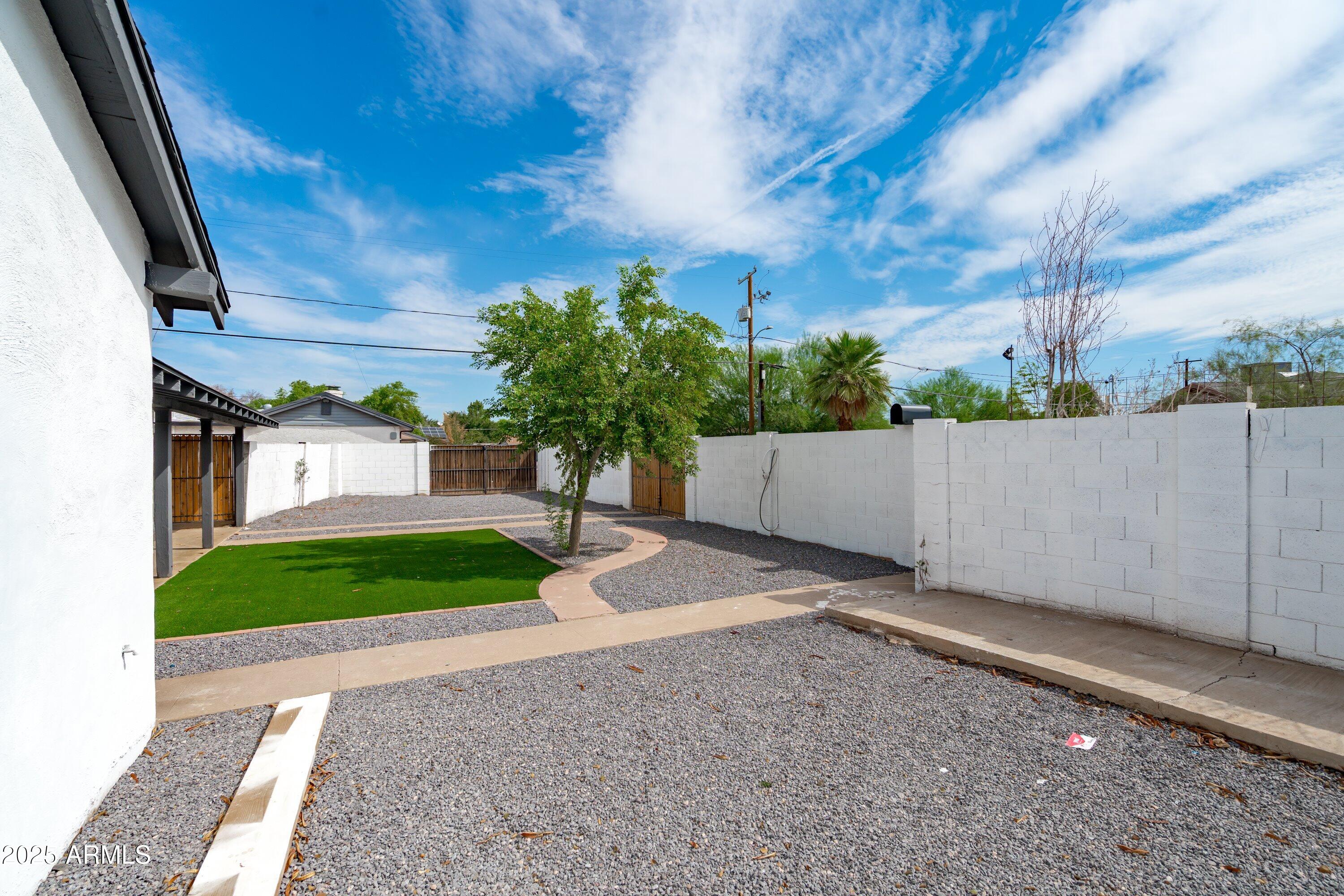 1702 West Indian School Road Phoenix, AZ 85015 - Photo 7 of 38 09-Courtyard