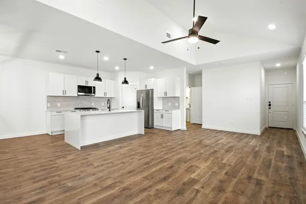 $2,186 | 1860 Dry Cherry Lane, Unit B, Dayton, TX 77535