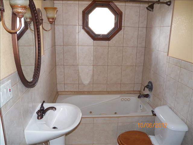 1459 Samaria Road Temperance, MI 48182 - Photo 15 of 16 whirl pool tub