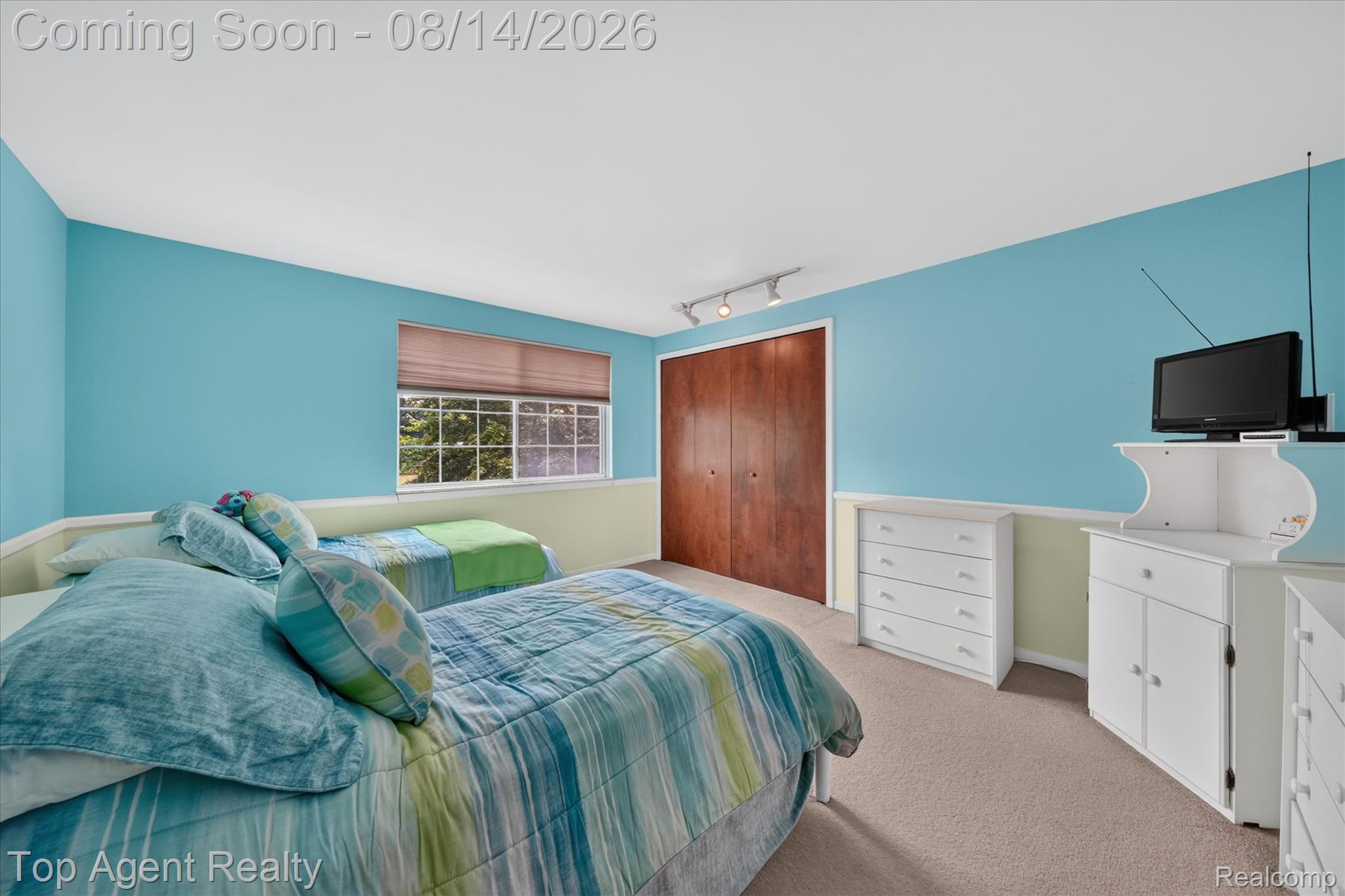 6084 Deguise Court Rochester, MI 48306 - Photo 28 of 50 33-6084-Deguise-Ct-Rochester-Hills-WindowStill.jpg