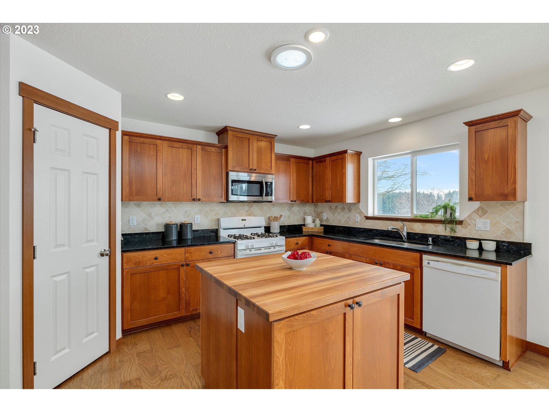 15 Pyatt Road White Salmon, WA 98672 - Photo 11 of 32 Kitchen