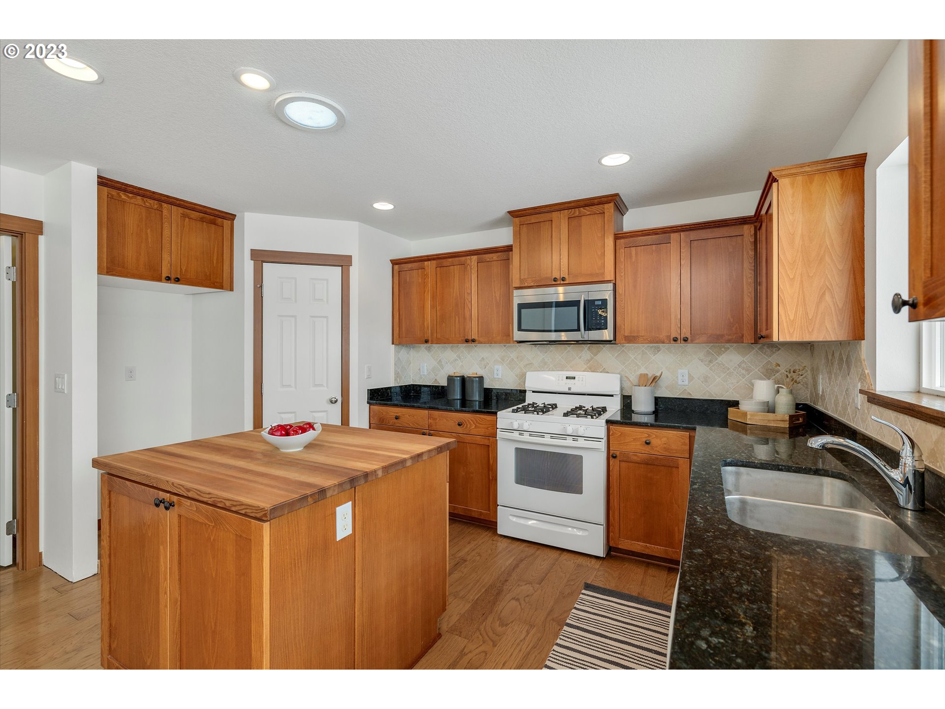 15 Pyatt Road White Salmon, WA 98672 - Photo 12 of 32 Kitchen