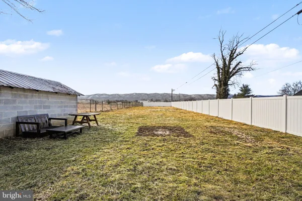 a view of a backyard