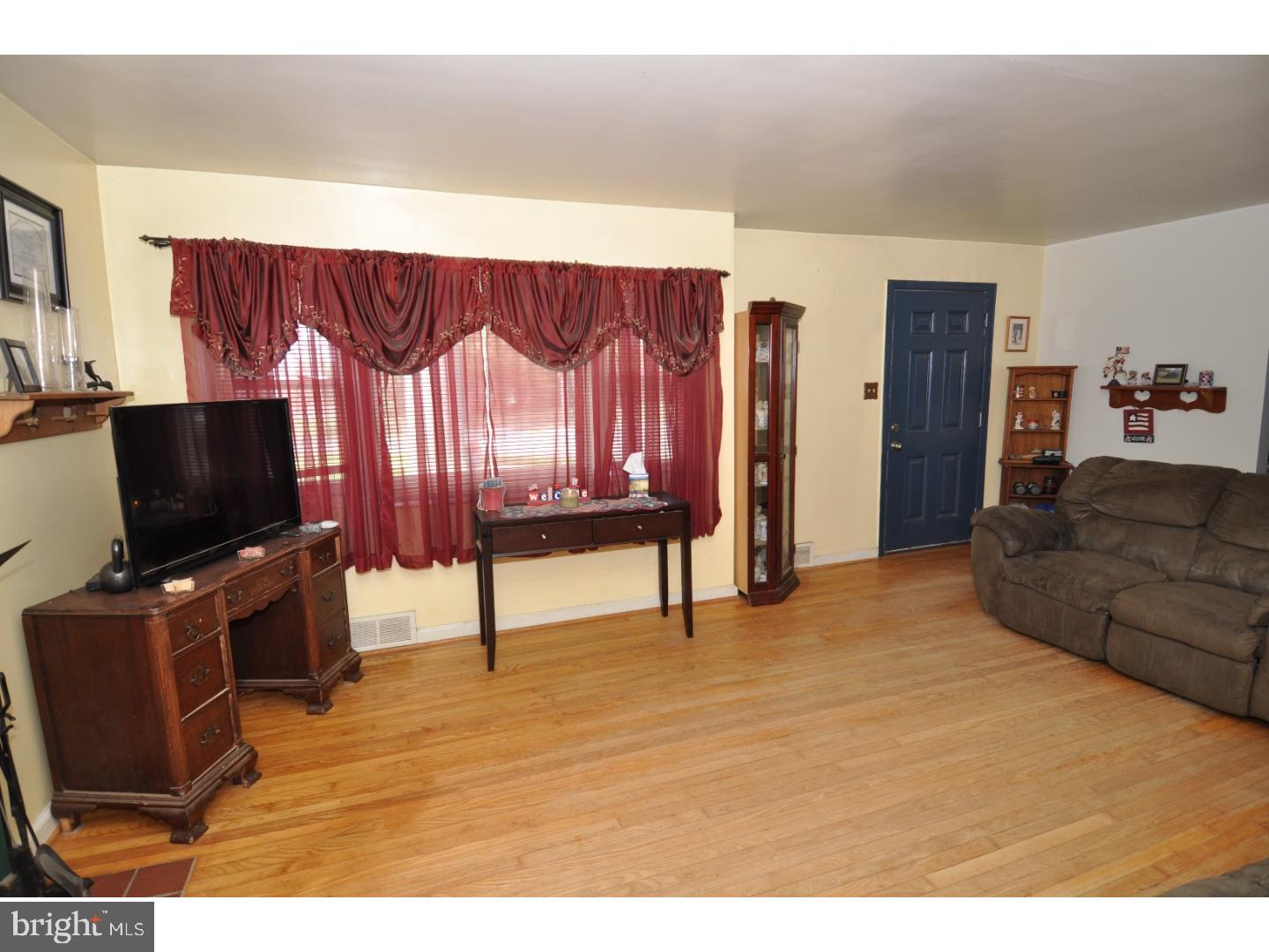 2 Ridgley Street Mount Holly, NJ 08060 - Photo 11 of 25 Living Room