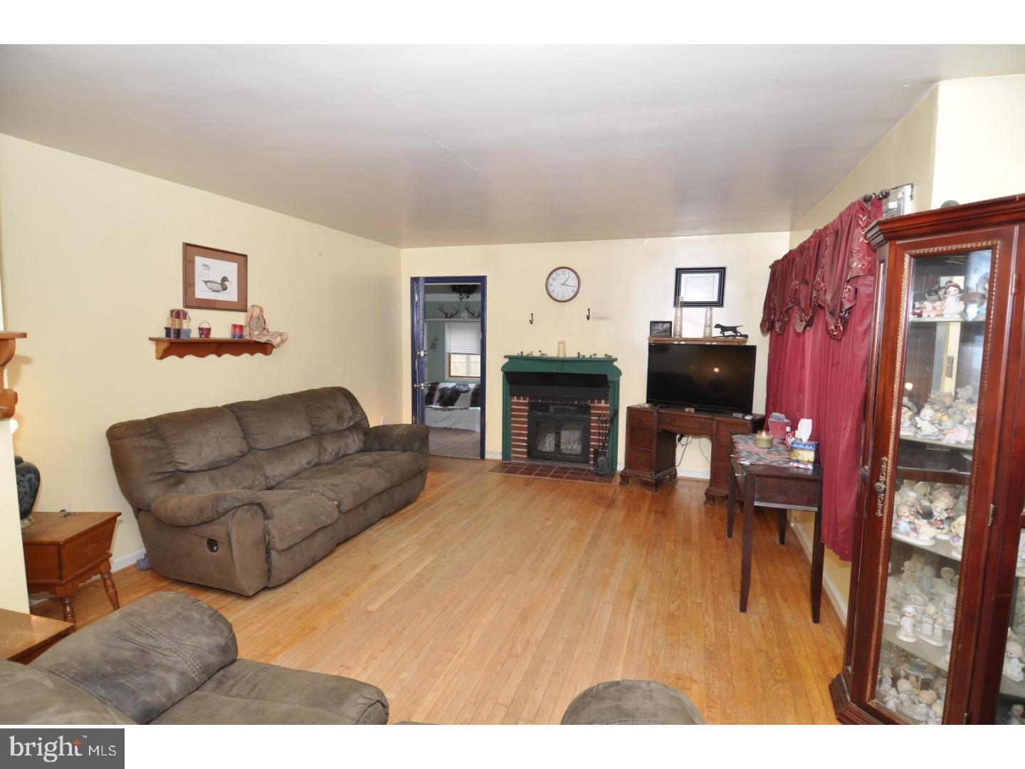 2 Ridgley Street Mount Holly, NJ 08060 - Photo 4 of 25 Living Room