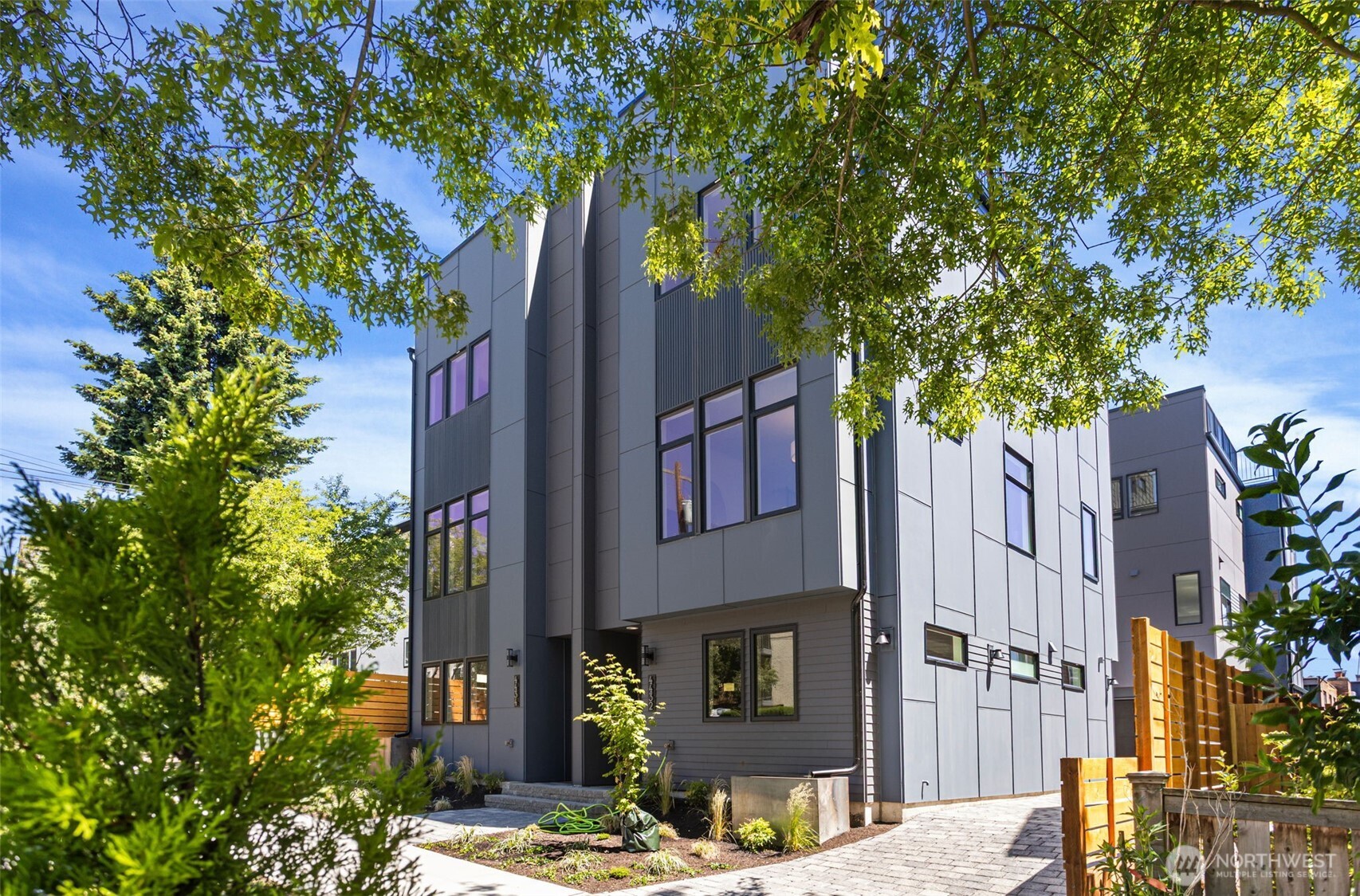 4432 Dayton Avenue North Seattle, WA 98103 - Photo 2 of 38