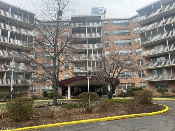 $2,000 | 530 Valley Road, Montclair, NJ 07043