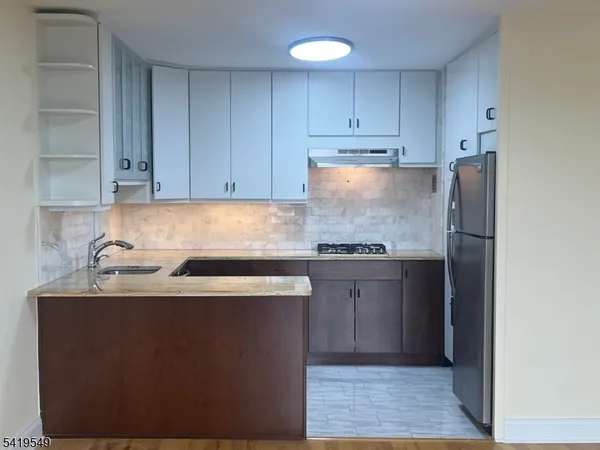 $2,000 | 530 Valley Road, Montclair, NJ 07043