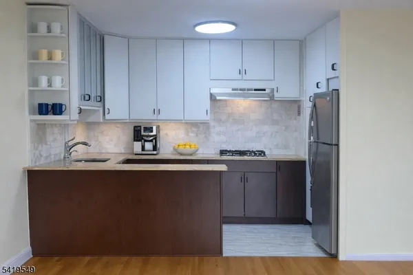 $2,000 | 530 Valley Road, Montclair, NJ 07043