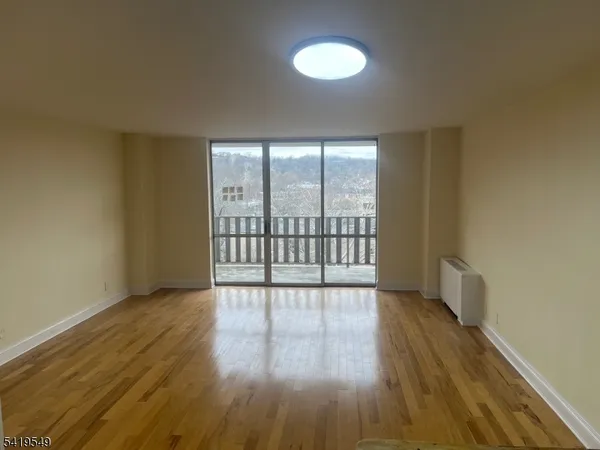 $2,000 | 530 Valley Road, Montclair, NJ 07043