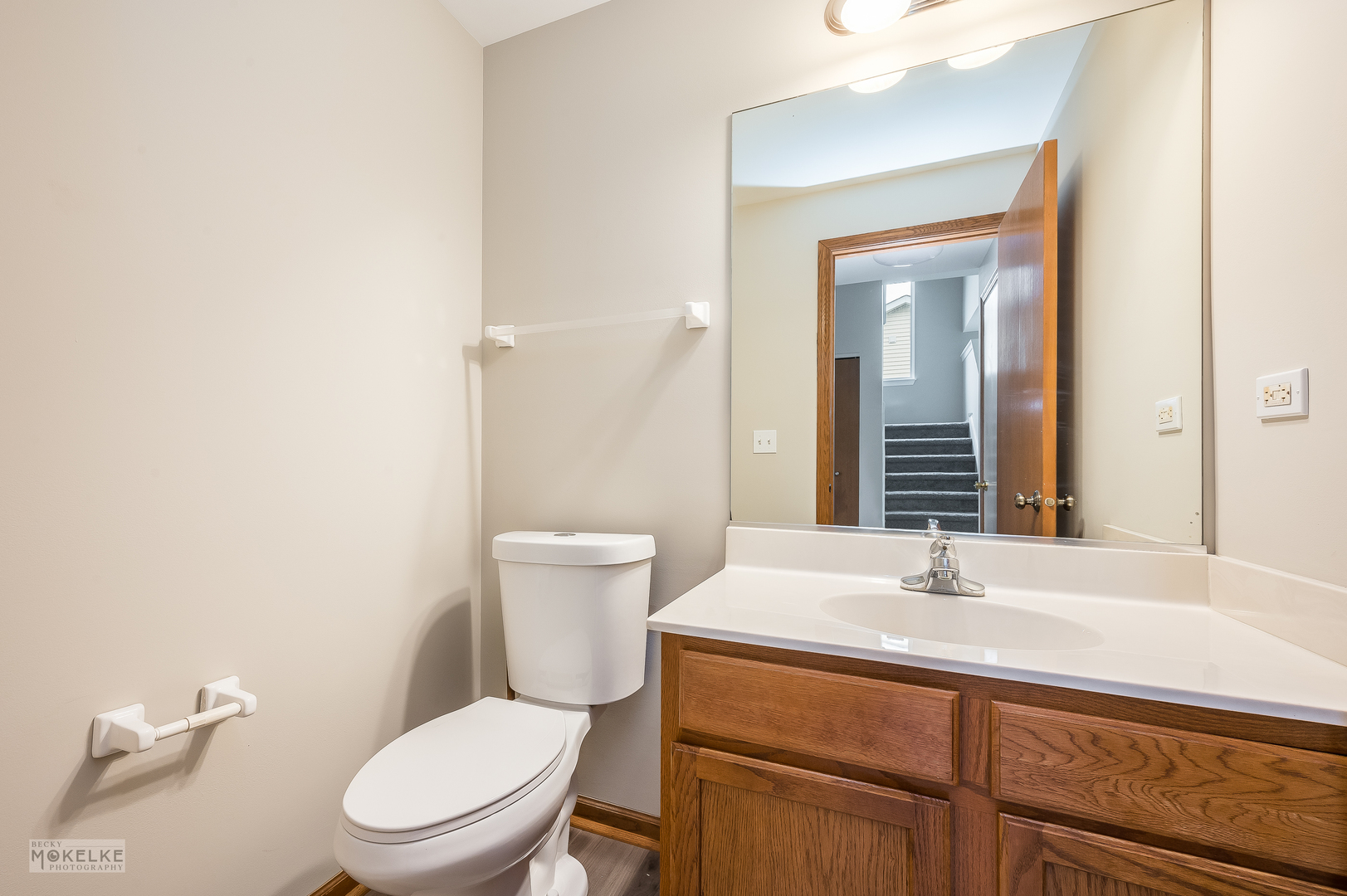 4401 Cummins Street Plano, IL 60545 - Photo 10 of 22 a bathroom with a toilet a sink and mirror