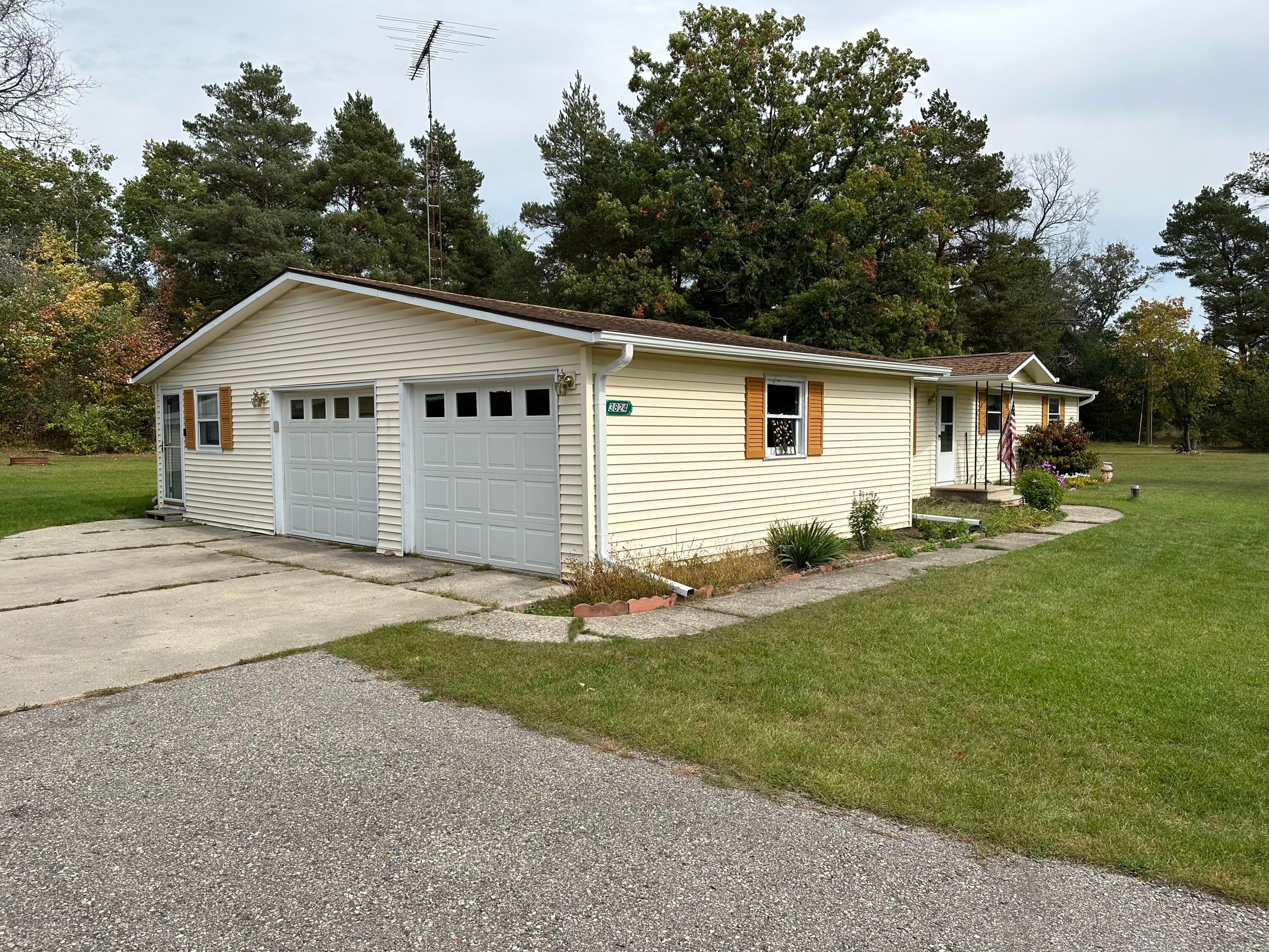 3824 Sheridan Road Lewiston, MI 49756 - Photo 3 of 29 Gallery Image 3