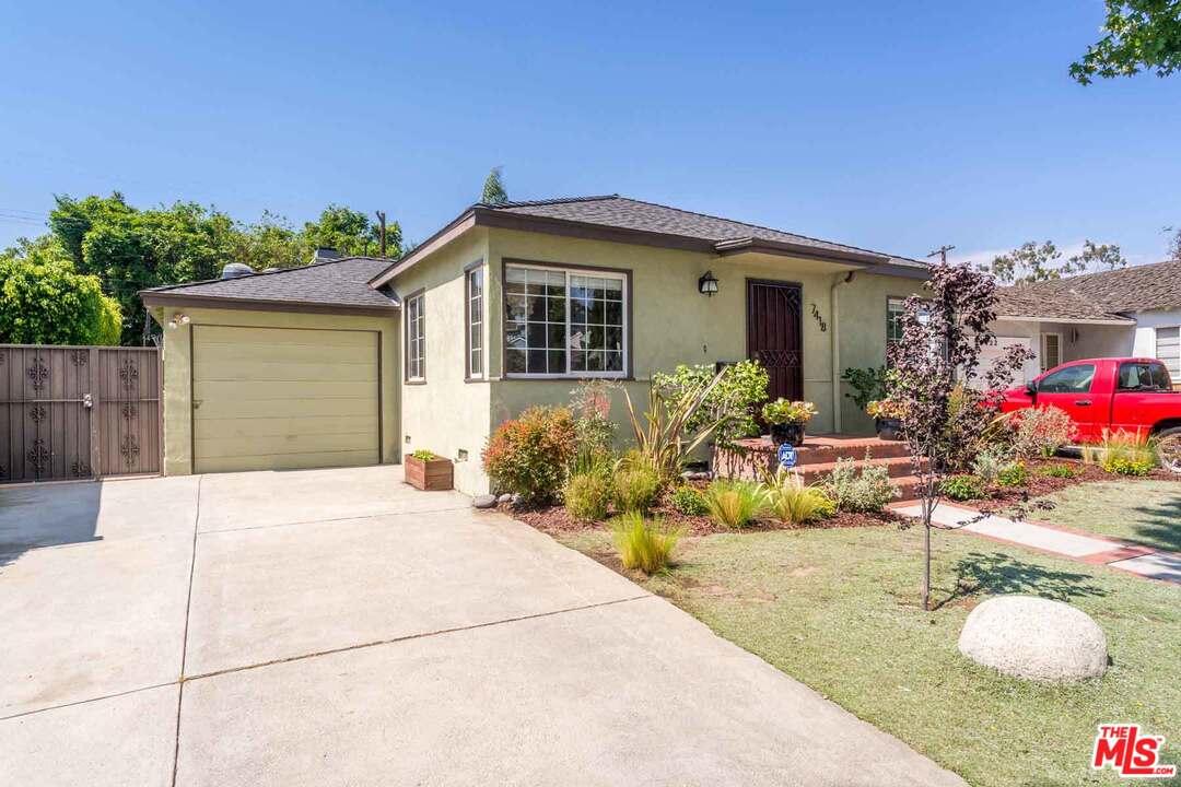 a house view with a backyard space