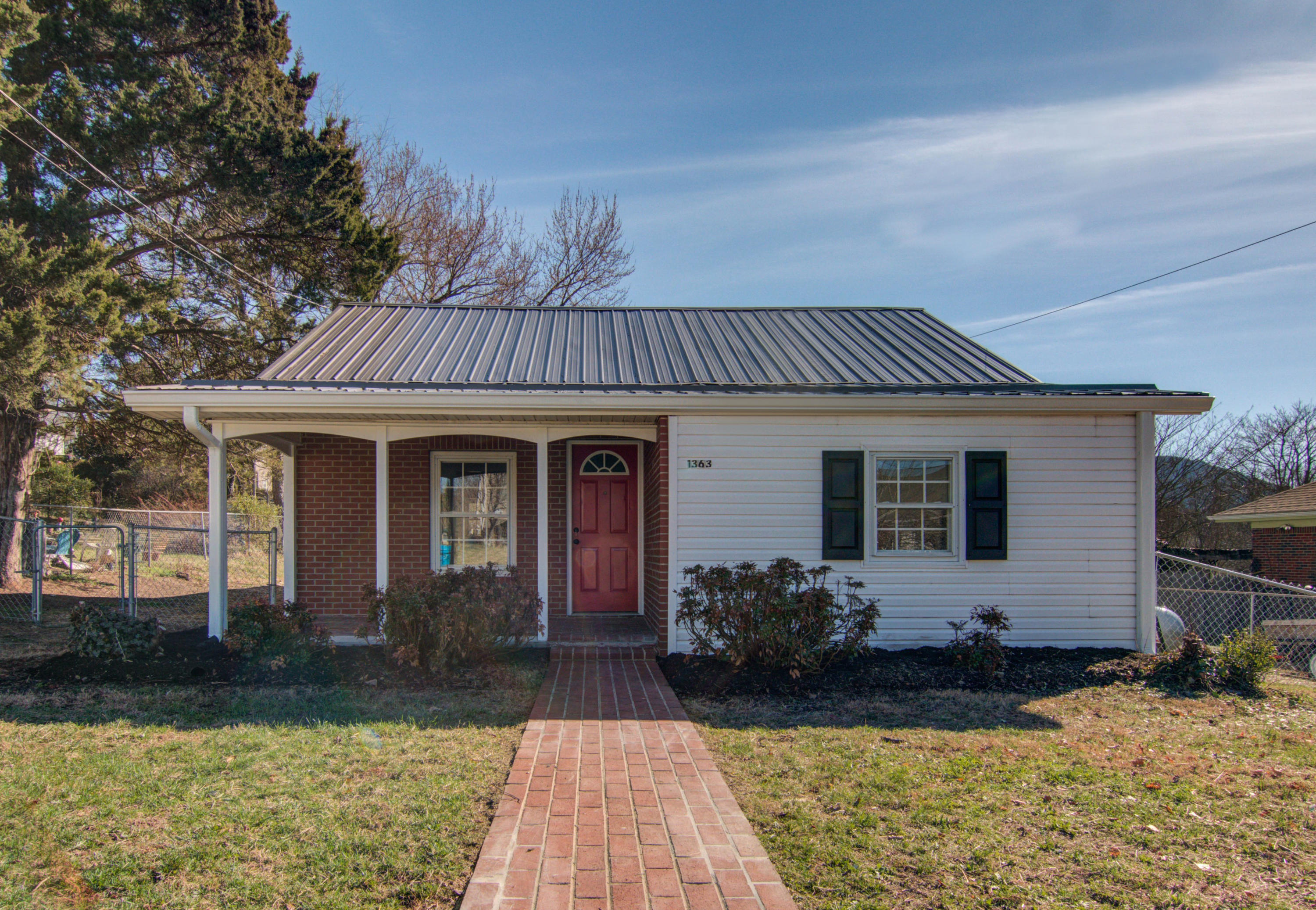 1363 Thomason Road Southeast Roanoke, VA 24014 - Photo 1 of 19 front