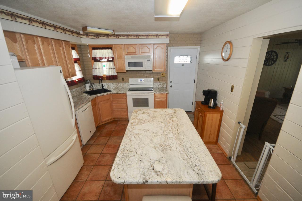 2615 County House Road Deptford, NJ 08096 - Photo 6 of 22 Kitchen with Granite Countertops