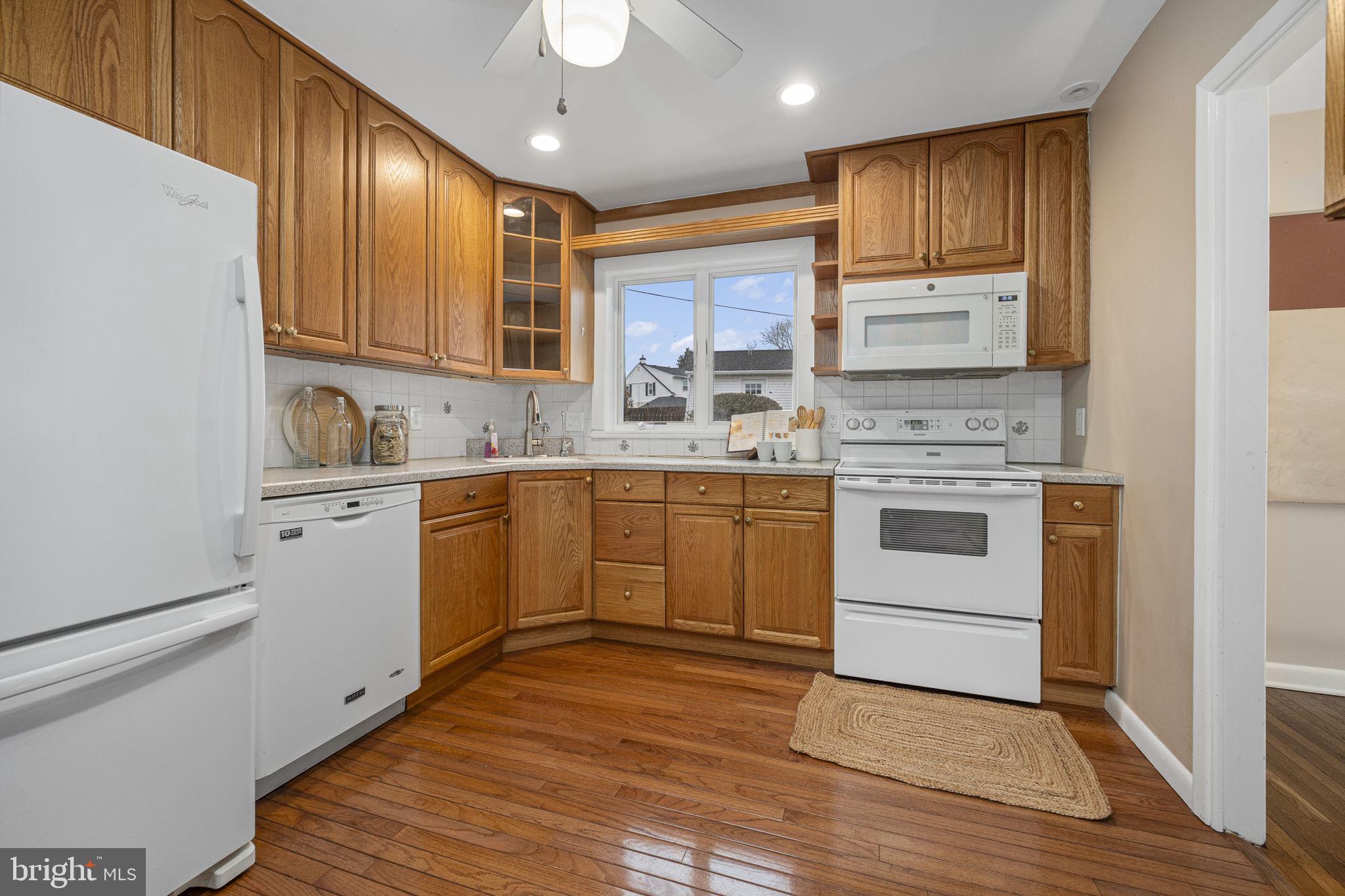 711 Elgin Road Newtown Square, PA 19073 - Photo 9 of 36 Hardwood through kitchen