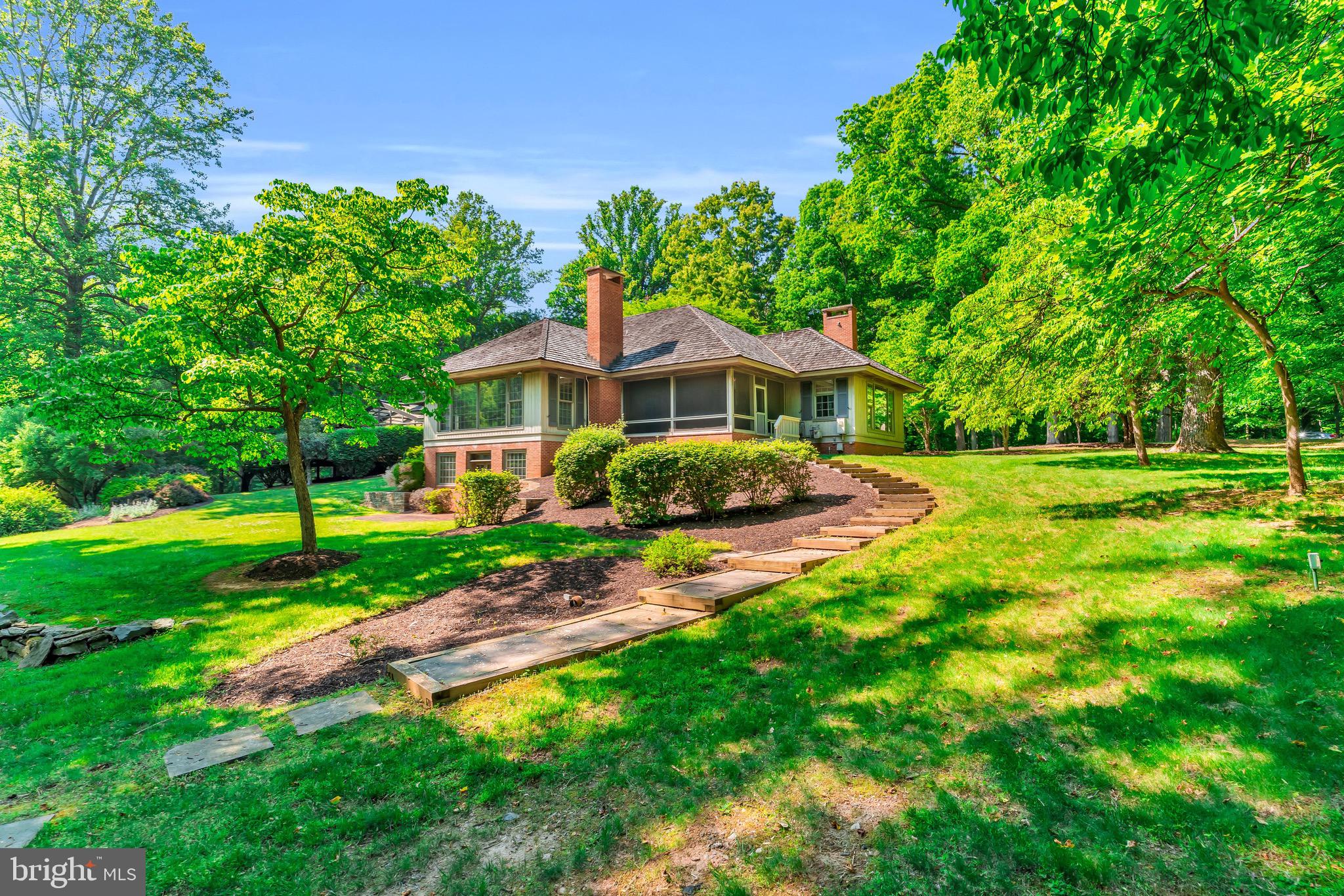 11032 Popes Head Road Fairfax, VA 22030 - Photo 2 of 28