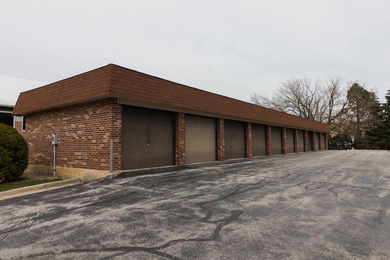 6317 Clarendon Hills Road, Unit 2 Willowbrook, IL 60527 - Photo 20 of 21 a backyard of a house