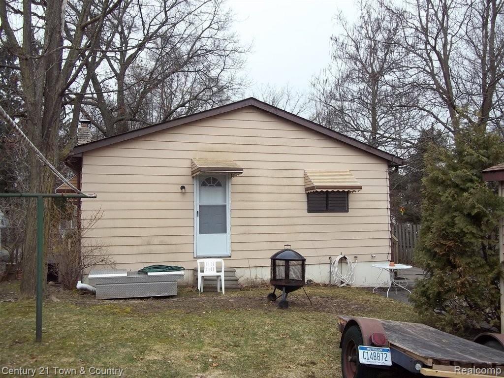 5770 Crescent Road Waterford, MI 48327 - Photo 12 of 14 Rear of Home