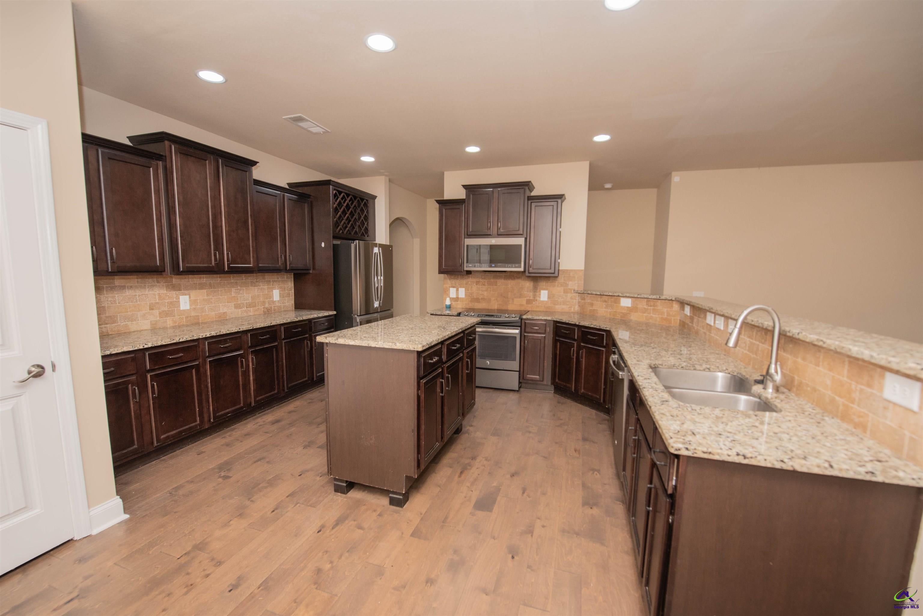 212 Christopher Luke Circle Perry, GA 31069 - Photo 8 of 58 Gallery Image 8