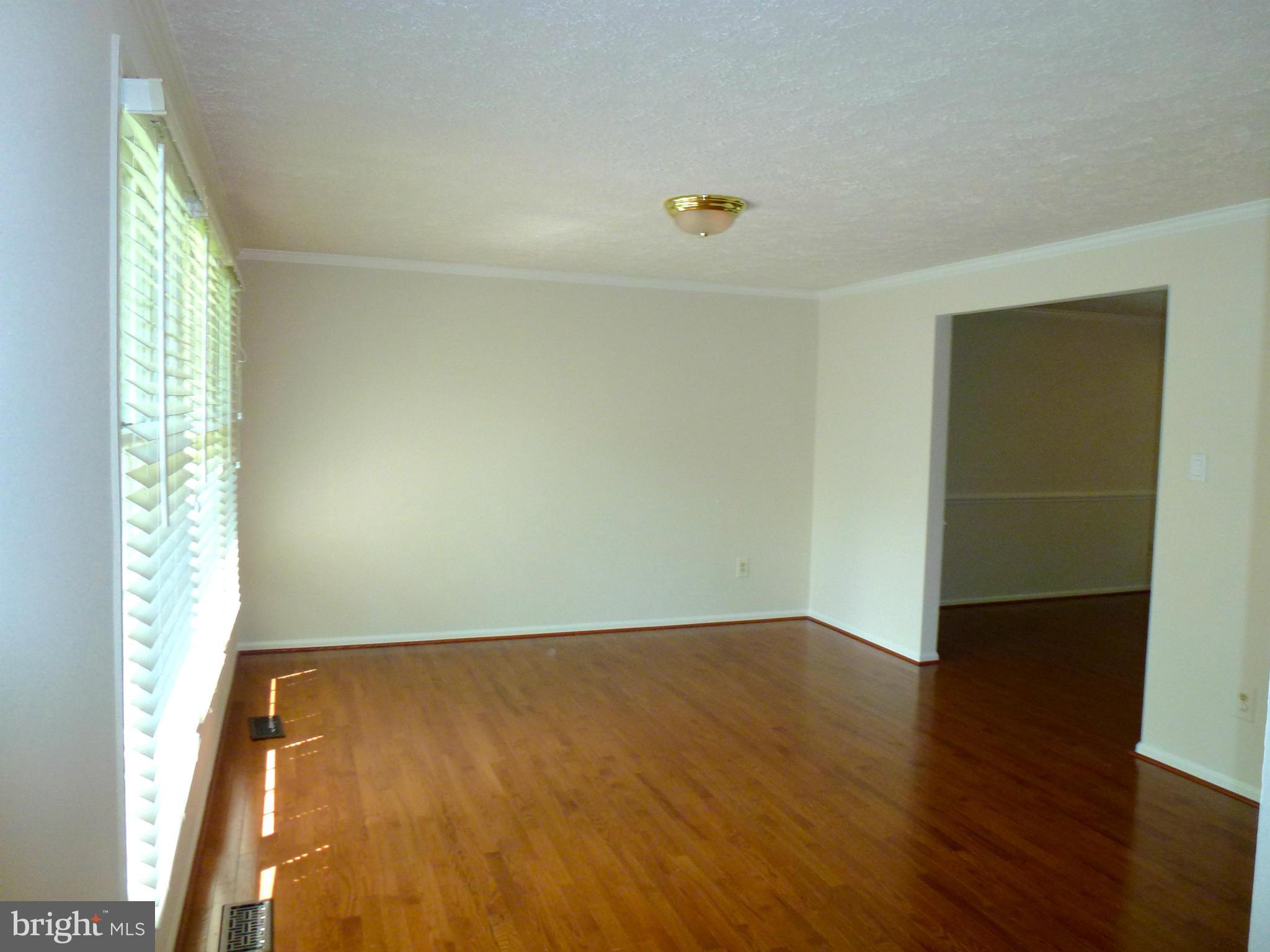 7585 Vogels Way Springfield, VA 22153 - Photo 10 of 23 Living Room