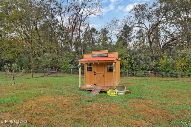 a view of a backyard with barn