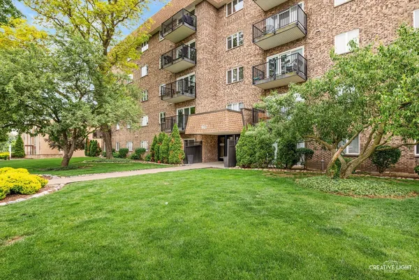 $2,800 | 907 Curtiss Street, Unit 101, Downers Grove, IL 60515
