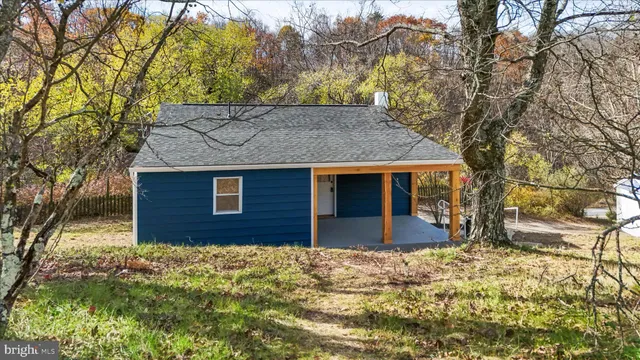 a front view of house with yard
