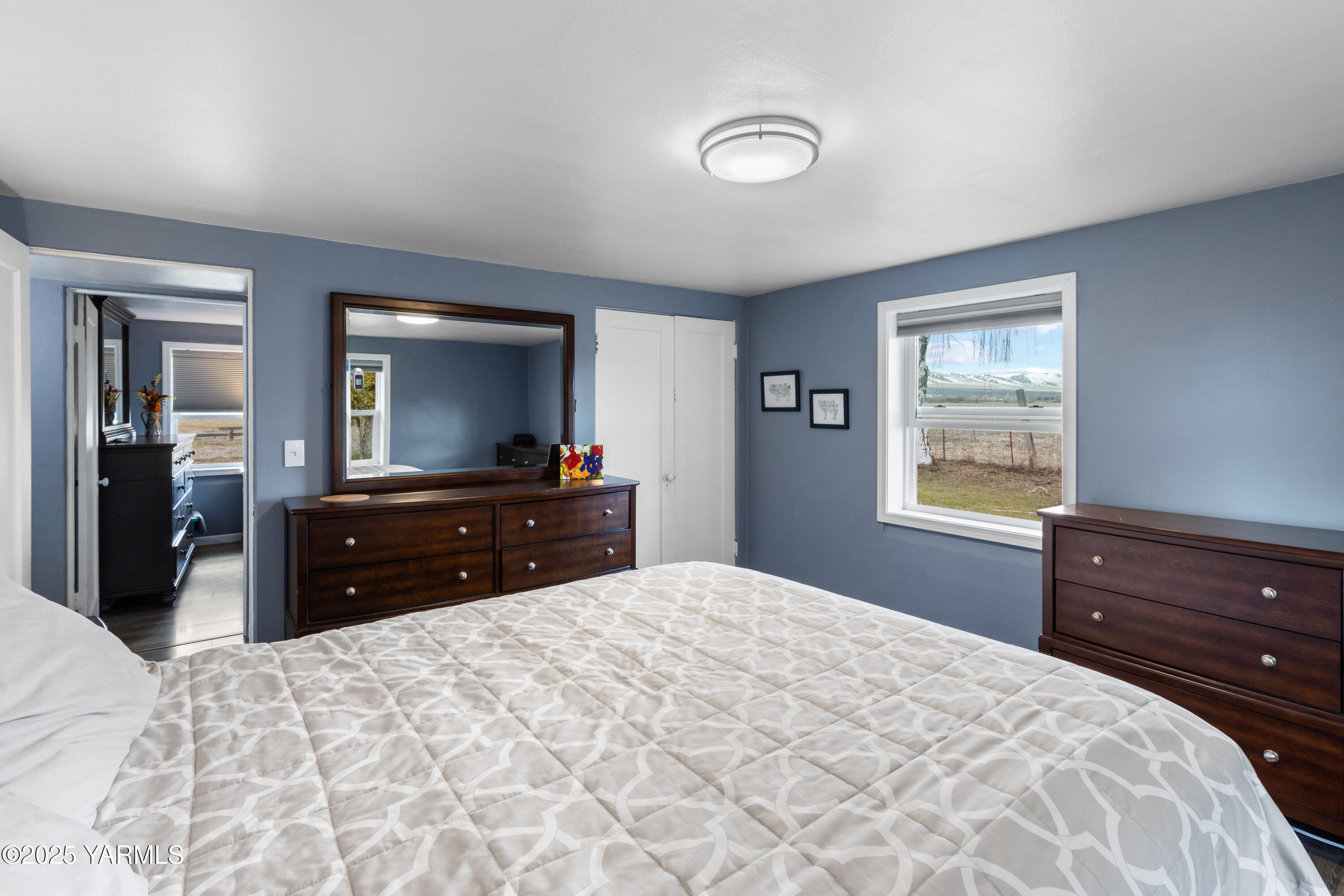 14530 Rutherford Road Yakima, WA 98903 - Photo 16 of 33 a bedroom with a bed and a flat screen tv