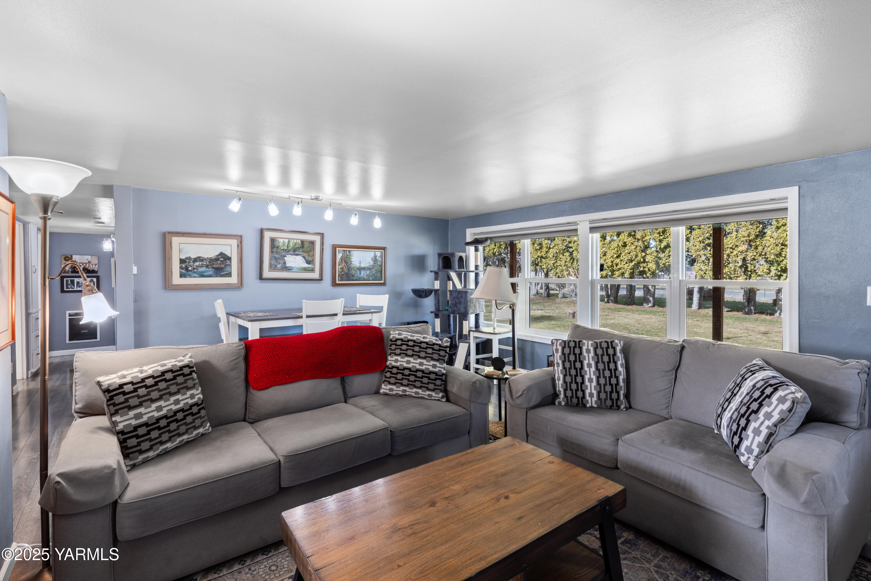 14530 Rutherford Road Yakima, WA 98903 - Photo 4 of 33 a living room with furniture and a large window