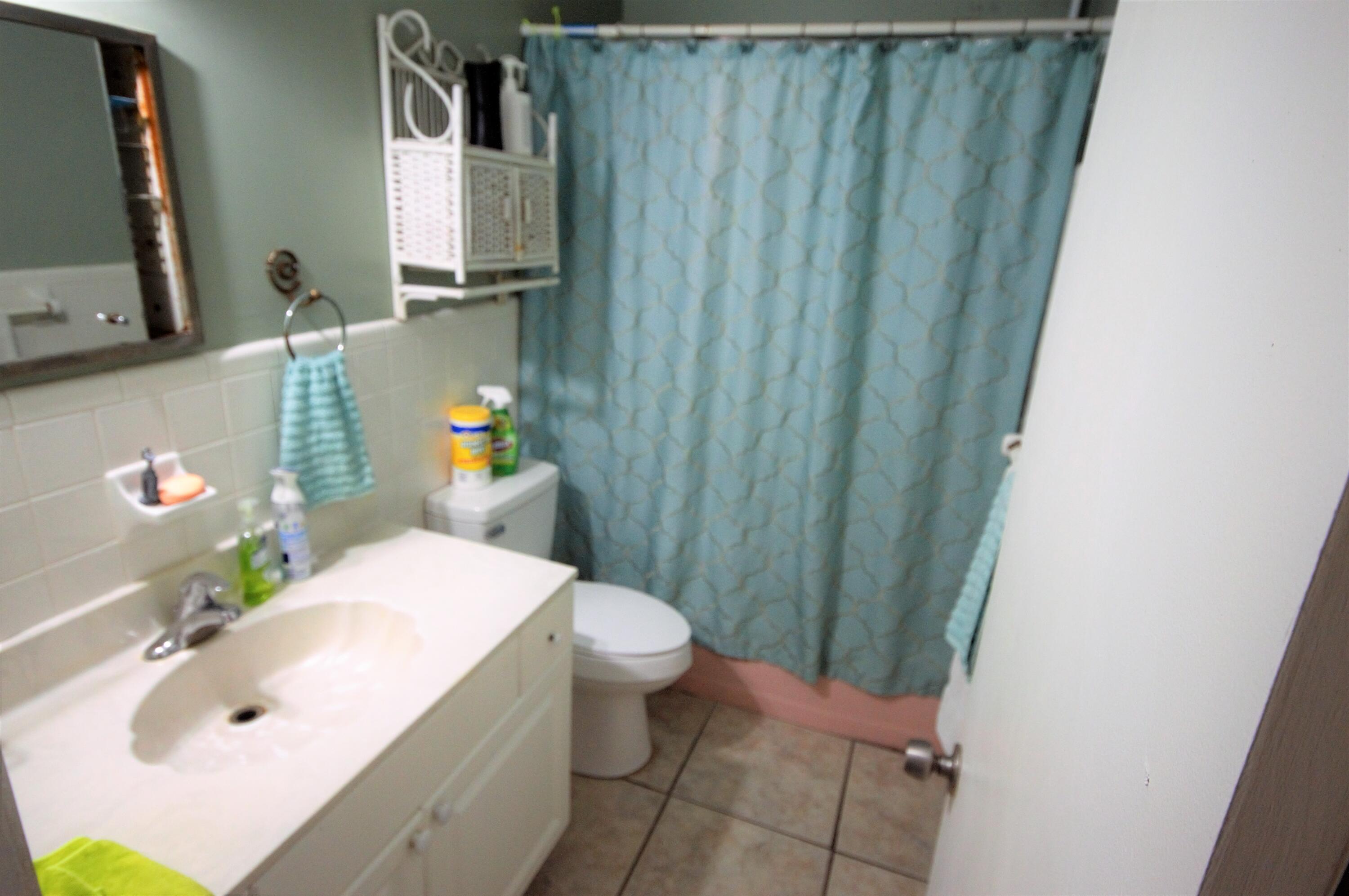 4286 Davis Road Lake Worth, FL 33461 - Photo 16 of 19 Bathroom