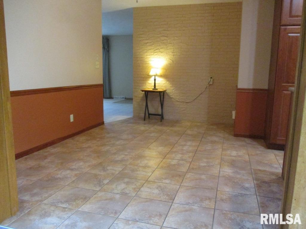 8506 Ridgewood Road Rock Island, IL 61201 - Photo 9 of 33